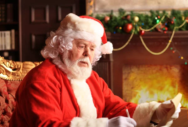 Retrato de Papai Noel respondendo cartas de Natal. — Fotografia de Stock