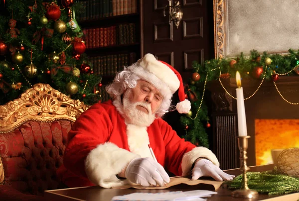 Retrato de Papai Noel respondendo cartas de Natal. — Fotografia de Stock