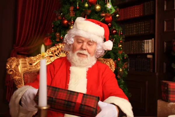 Retrato Papai Noel Feliz Sentado Seu Quarto Casa Perto Árvore — Fotografia de Stock