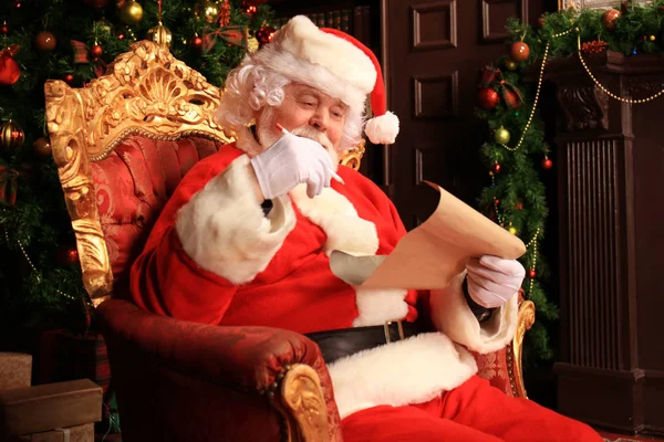 Retrato de Papai Noel respondendo cartas de Natal. — Fotografia de Stock