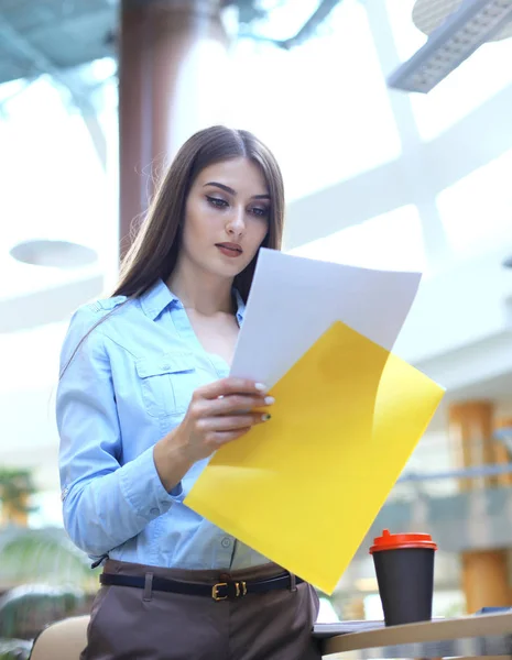 Dama de negocios concentrada comparando documentos en la oficina . — Foto de Stock