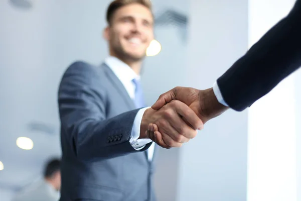 Les gens d'affaires se serrent la main, finissant une réunion. — Photo