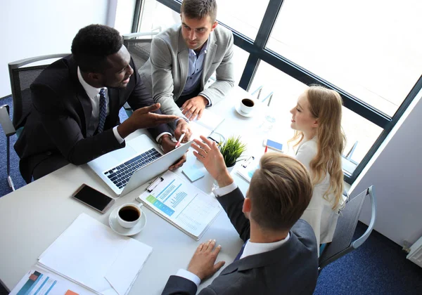 Vedere de top a oamenilor de afaceri care lucrează împreună în timp ce petrec timp la birou . — Fotografie, imagine de stoc