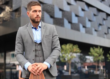 Sokakta yürürken kendine güvenen genç iş adamı Longboard kullanarak.