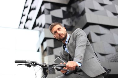 Bisiklet ve şehir sokak smartphone ile genç işadamı.