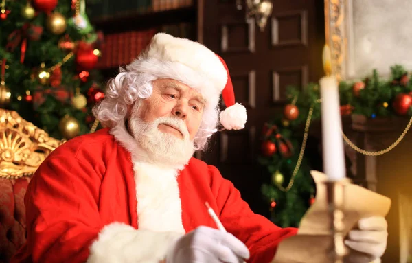 Retrato de Papai Noel respondendo cartas de Natal. — Fotografia de Stock