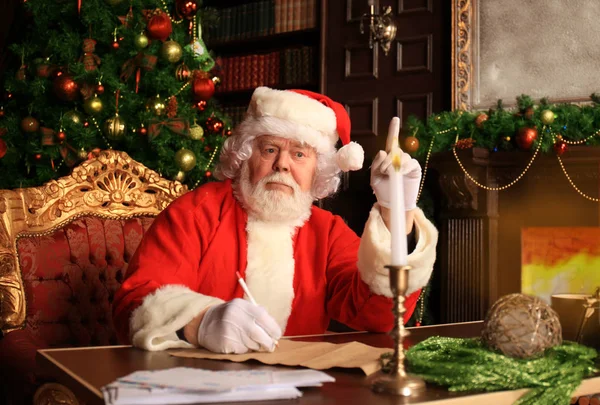 Retrato de Santa Claus respondiendo cartas de Navidad . — Foto de Stock
