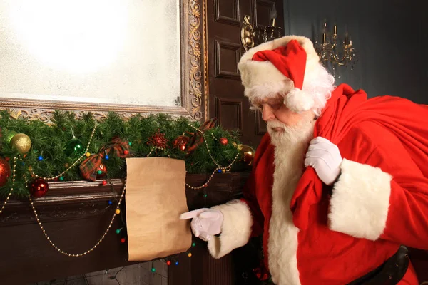 Papai Noel trouxe presentes para o Natal e ter um descanso junto à lareira. Decoração de casa . — Fotografia de Stock