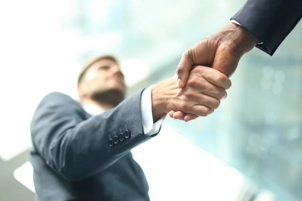 Spotkanie biznesowe. Afroamerykanin biznesmen ściskający dłoń z białym biznesmenem. — Zdjęcie stockowe
