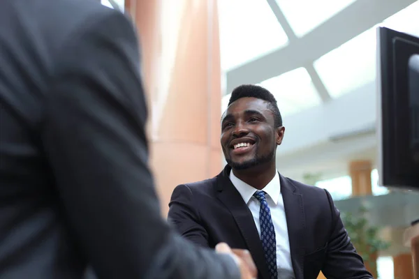 ビジネスミーティングだ。アフリカ系アメリカ人ビジネスマンが白人ビジネスマンと握手. — ストック写真