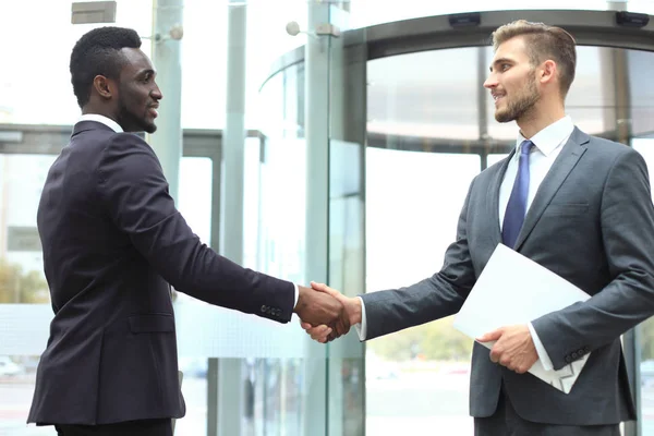 Obchodní schůzka. Africký americký podnikatel potřást rukou s kavkazským podnikatelem. — Stock fotografie