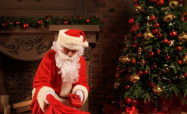 Noel Baba hediyeleri Noel için olan torba getirin.