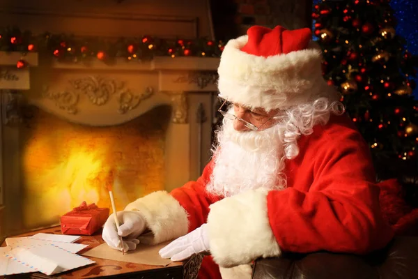 Retrato de Papai Noel respondendo cartas de Natal. — Fotografia de Stock