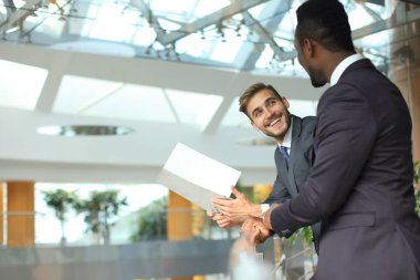 İki çokuluslu Genç İşadamları iş ofiste toplantısında tartışıyor.