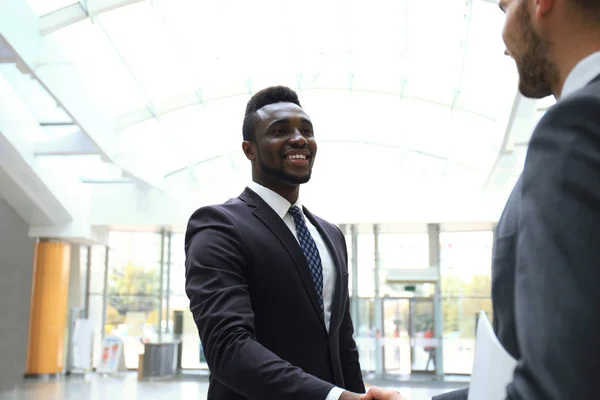 Reunión de negocios. Hombre de negocios afroamericano estrechando la mano con hombre de negocios caucásico. —  Fotos de Stock