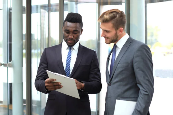 Deux Jeunes Hommes Affaires Multinationaux Discutent Affaires Lors Une Réunion — Photo