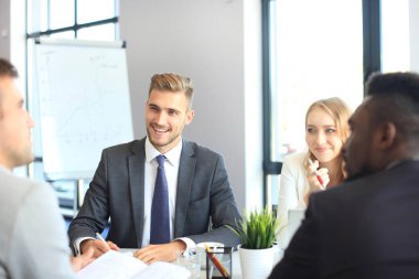 Birlikte masada otururken bir şey tartışırken iş adamları