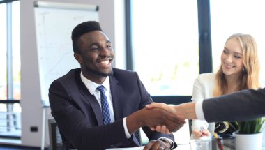 İş adamları toplantı sırasında el sıkışıyor..