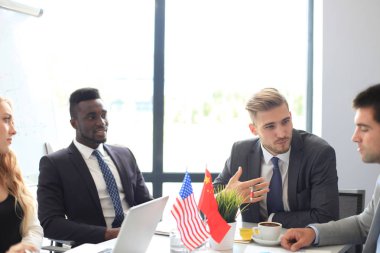 Uluslararası Konferans ortaklık çeşitlilik konuşurlar. Amerikan bayrağı ve İngiliz bayrağı.