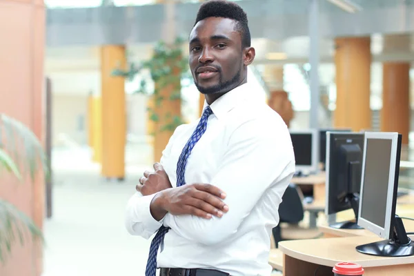 事務所に立って成功したアフリカ系アメリカ人実業家実業家. — ストック写真
