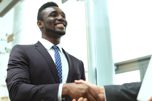 Zakelijke bijeenkomst. Afro-Amerikaanse zakenman schudden handen met Kaukasische zakenman. — Stockfoto