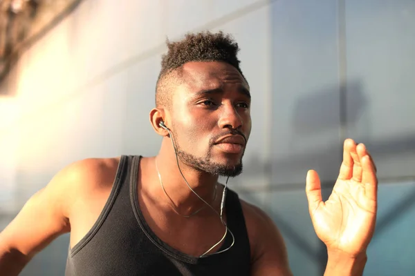 Afrika erkek spor giyim çalışan açık havada egzersiz sırasında gündoğumu veya günbatımı. Runner. — Stok fotoğraf