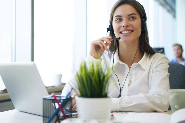 Operatore di assistenza clienti donna con auricolare e sorriso. — Foto Stock