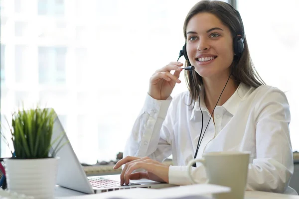 Vrouwelijke klantenservice operator met headset en glimlach. — Stockfoto