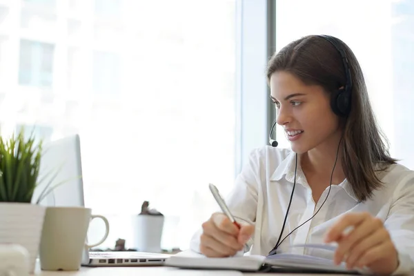 Operatore di assistenza clienti donna con auricolare e sorriso. — Foto Stock