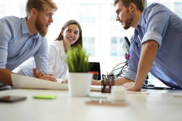 Unternehmensberater, der Finanzzahlen analysiert, die den Fortschritt in der Arbeit des Unternehmens kennzeichnen. — Stockfoto