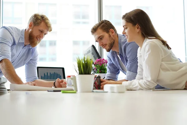 Affärsrådgivare som analyserar finansiella siffror som visar hur företagets arbete framskrider. — Stockfoto