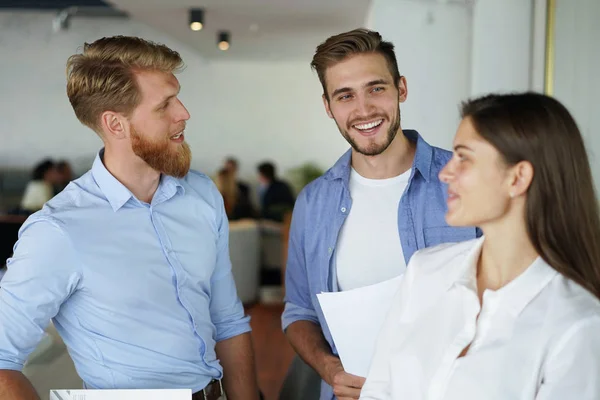 Jonge collega's in slimme vrijetijdskleding werken terwijl de tijd doorbrengen in het kantoor. — Stockfoto