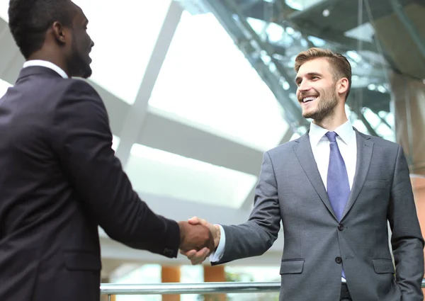 Affärsmöte. Afrikansk amerikansk affärsman skakar hand med kaukasisk affärsman. — Stockfoto