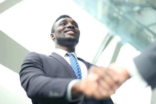 Reunião de negócios. Empresário afro-americano cumprimenta empresário caucasiano. — Fotografia de Stock