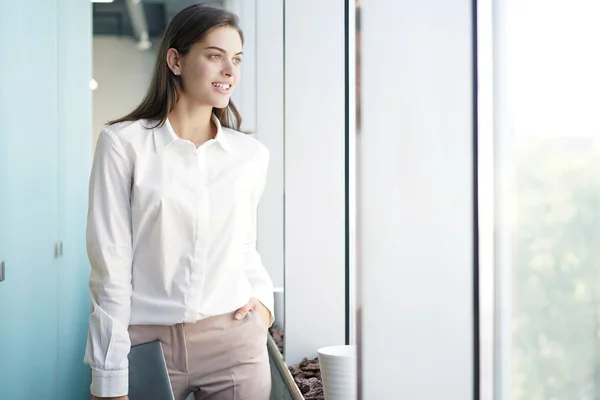 Mujer de negocios moderna en la oficina con espacio para copias. — Foto de Stock