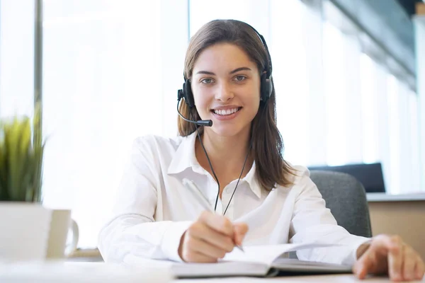 Customer support operator werkt in een call center kantoor. — Stockfoto