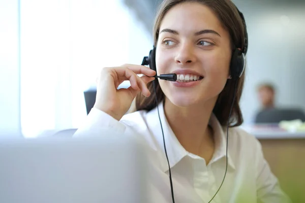 Operador de suporte ao cliente trabalhando em um escritório de call center. — Fotografia de Stock