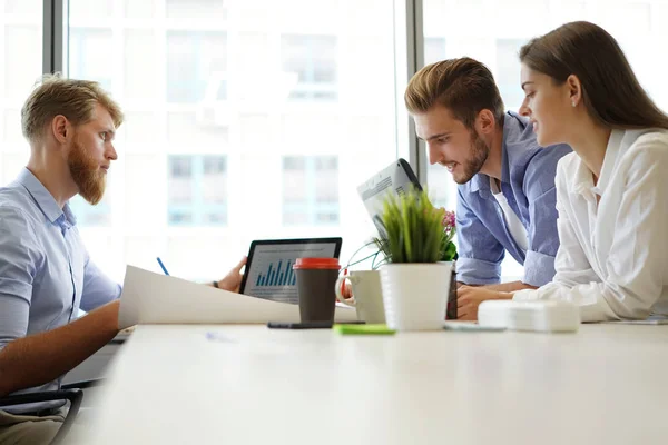 Asesor de negocios analizando cifras financieras que denotan el progreso en el trabajo de la empresa. — Foto de Stock