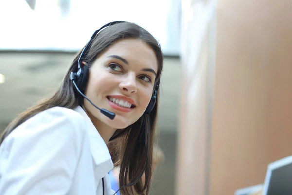 Γυναίκα χειριστής υποστήριξης πελατών με ακουστικά και χαμογελαστά. — Φωτογραφία Αρχείου