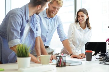 Ofiste, mimari ekibi planı süre seyir bir şey tartışırken kendine güvenen genç iş adamları.