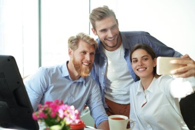 Ofislerinde eğleniyor meslektaşlarının grup atış.