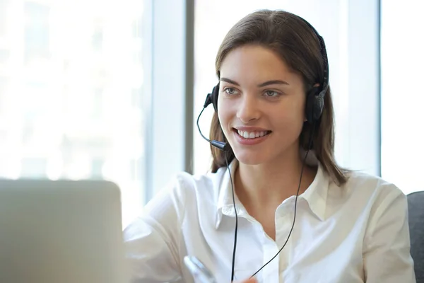 Customer support operator werkt in een call center kantoor. — Stockfoto