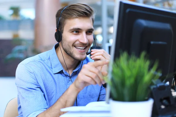 Sorridente Amichevole Bello Giovane Operatore Call Center Maschile — Foto Stock