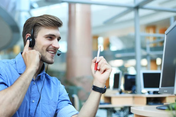 Sorridente amichevole bello giovane operatore call center maschile. — Foto Stock