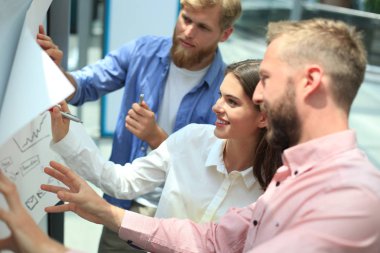 Grup Genç iş adamları ve akıllı giyim tasarımcıları. Yeni projede çalışan.