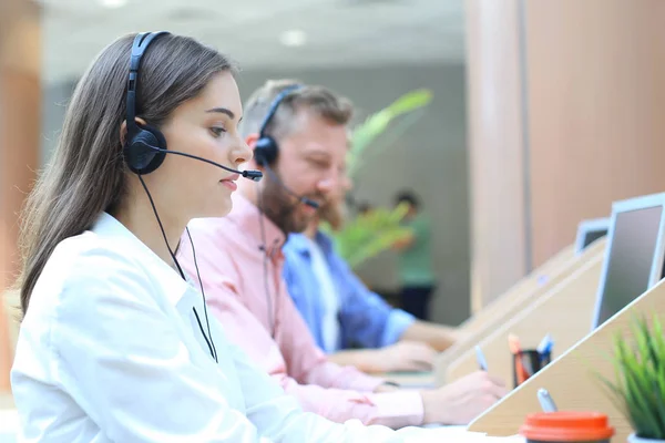 Aantrekkelijke jonge ondernemers en collega 's in een callcenter. — Stockfoto