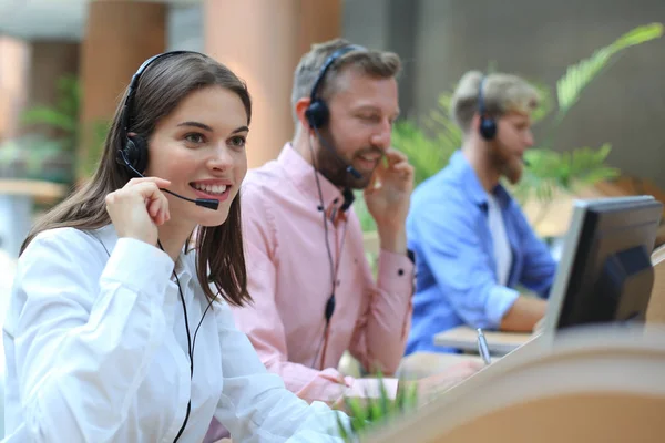 Attraktive junge Unternehmer und Kollegen in einem Call-Center-Büro. — Stockfoto