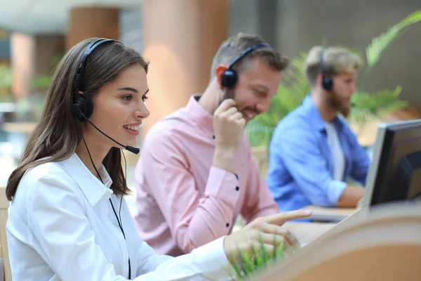 Jovens empresários e colegas atraentes e positivos em um escritório de call center. — Fotografia de Stock