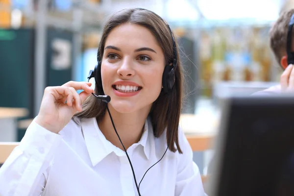 Γυναίκα χειριστής υποστήριξης πελατών με ακουστικά και χαμογελαστά. — Φωτογραφία Αρχείου