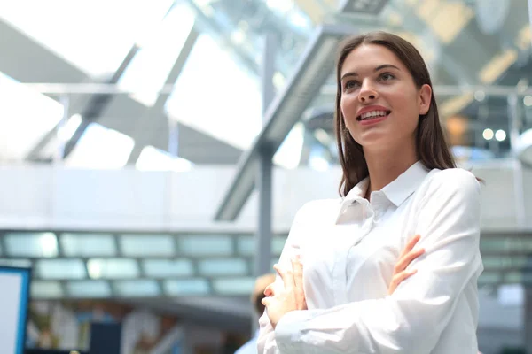 Moderne Geschäftsfrau im Büro mit Kopierraum. — Stockfoto